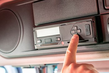 Tachigrafi digitali G2V2, dal primo luglio 2026 l'obbligo per i veicoli leggeri che effettuano trasporti internazionali